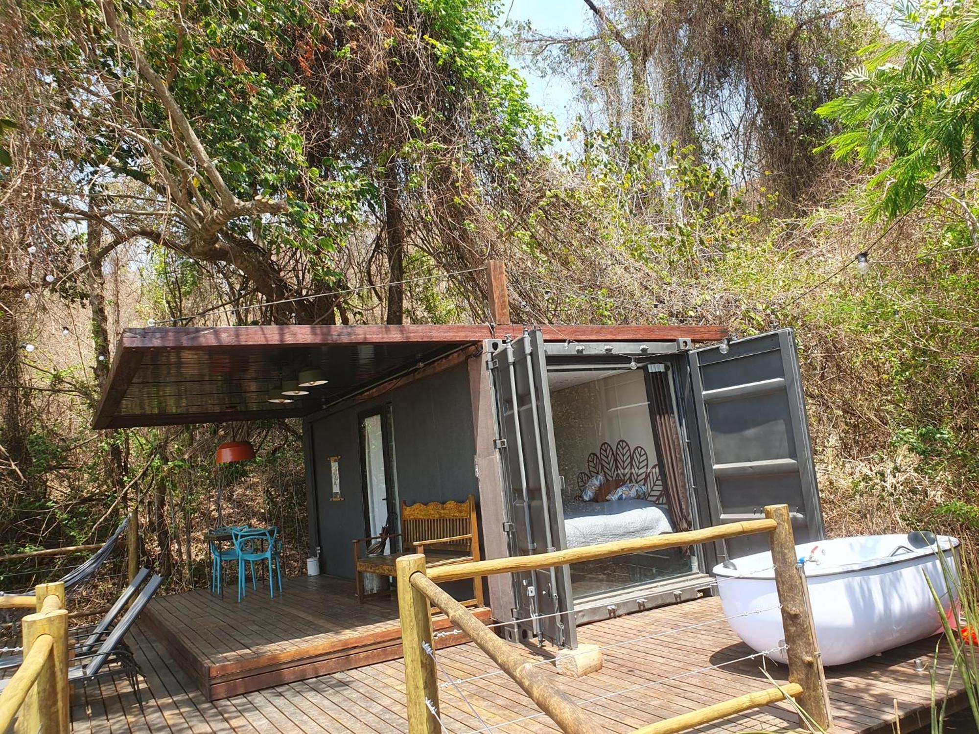 Container Beija-flor Com E Cachoeira Brotas